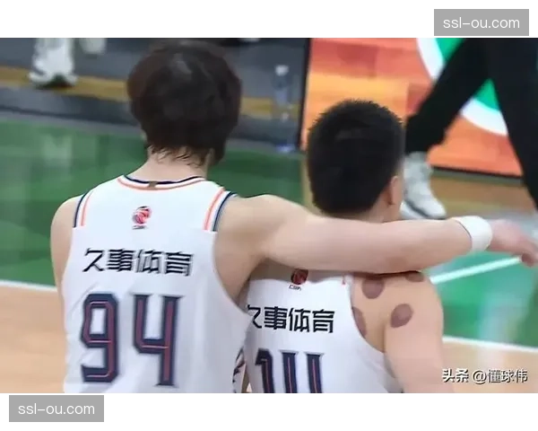 李晓旭封盖后疑似膝盖不适,下场检查后于末节重新登场