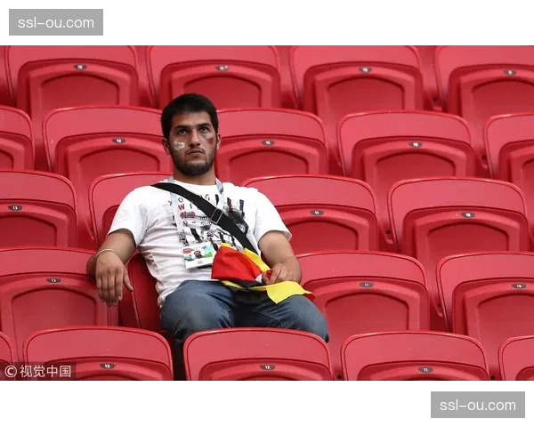 特写:看台上,一位俱乐部小球迷在球队失球后的泪水 特写:看台上,一位俱乐部小球迷在球队失球后的泪水