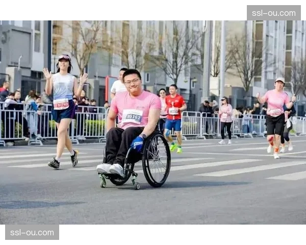 波士顿马拉松雨中开跑，轮椅组选手破赛道纪录，观众热情不减