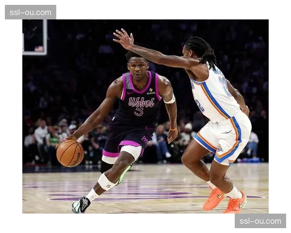 镜头聚焦：爱德华兹追身封盖后怒视对手，点燃主场气氛